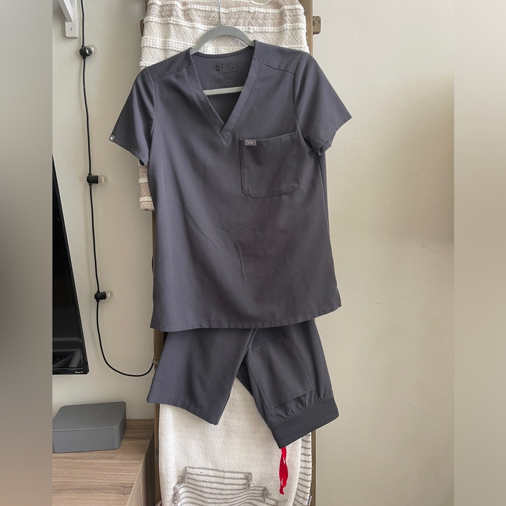 Xsmall top and xsmall petite pant! GRAY SET

Only worn once